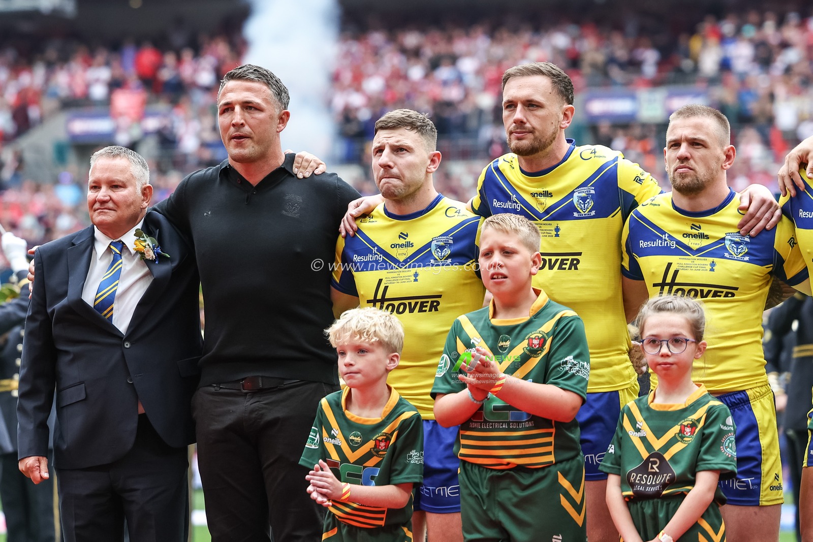 Stuart Middleton, Sam Burgess Head Coach of Warrington Wolves George Williams of Warrington Wolves Ben Currie of Warrington Wolves Matt Dufty of Warrington Wolves during the Betfred Challenge Cup Final Warrington Wolves vs Hull KR at Wembley Stadium, London, United Kingdom, 7th June 2025

(Photo by Mark Cosgrove/News Images)