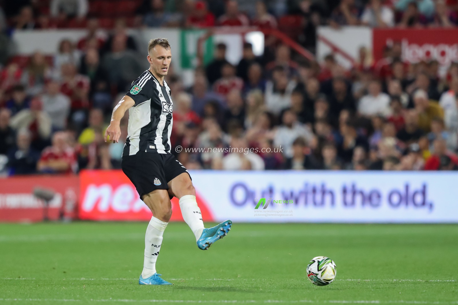 Dan Burn of Newcastle United passes the ball during the Carabao Cup match Nottingham Forest vs Newcastle United at City Ground, Nottingham, United Kingdom, 28th August 2024

(Photo by Alfie Cosgrove/News Images)