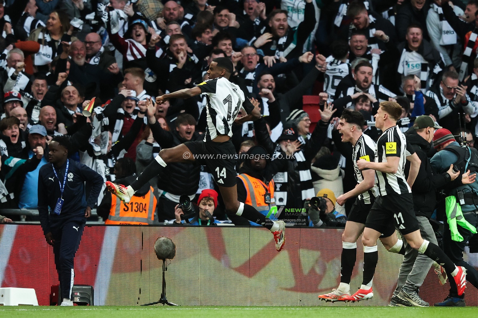 Alexander Isak of Newcastle United celebrates his goal to make it 0-2 during the Carabao Cup Final match Liverpool vs Newcastle United at Wembley Stadium , London, United Kingdom, 16th March 2025

(Photo by Alfie Cosgrove/News Images)