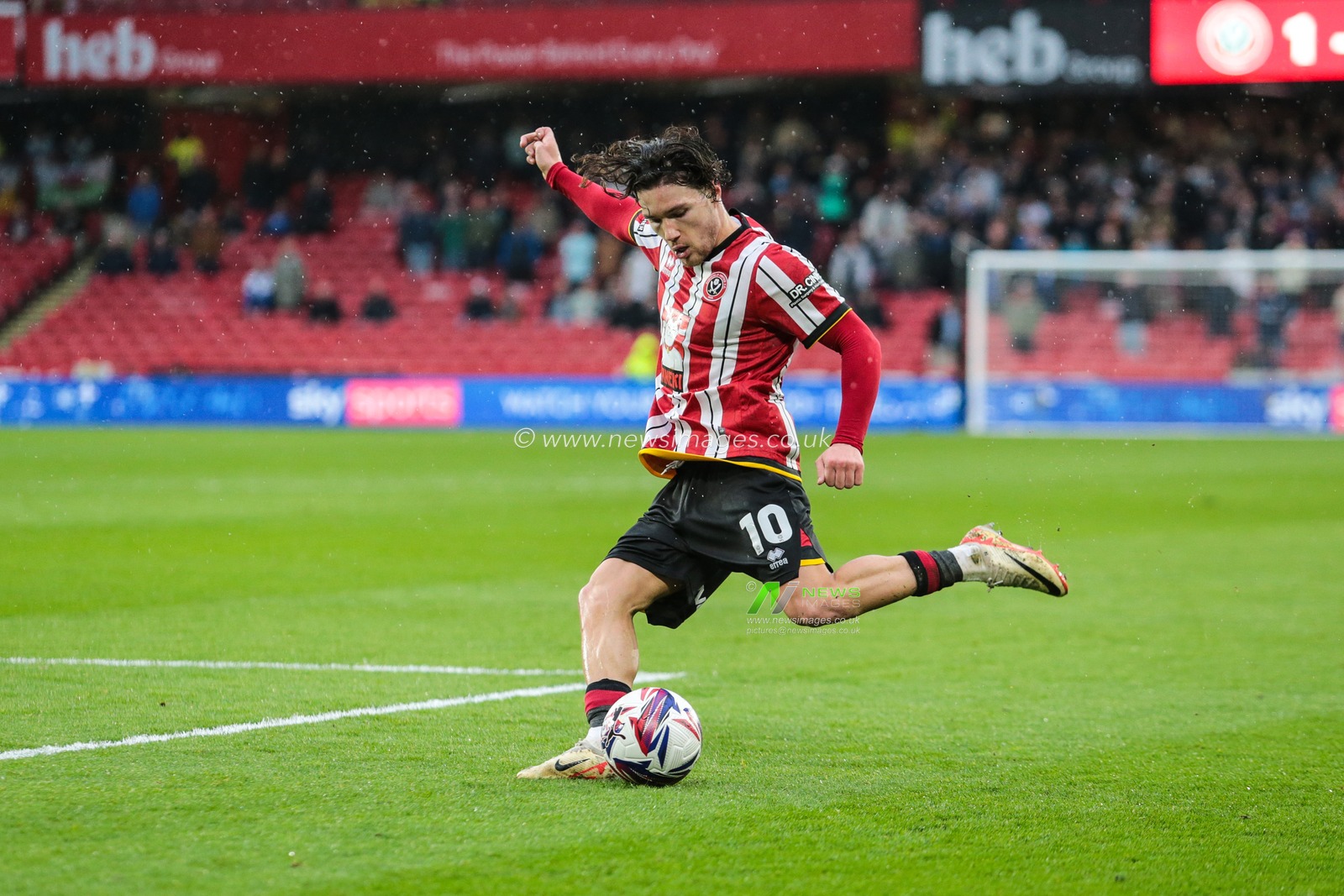 Callum O'Hare of Sheffield United crosses the ball during the Sky Bet Championship match Sheffield United vs Cardiff City at Bramall Lane, Sheffield, United Kingdom, 18th April 2025

(Photo by Richard Bierton/News Images)