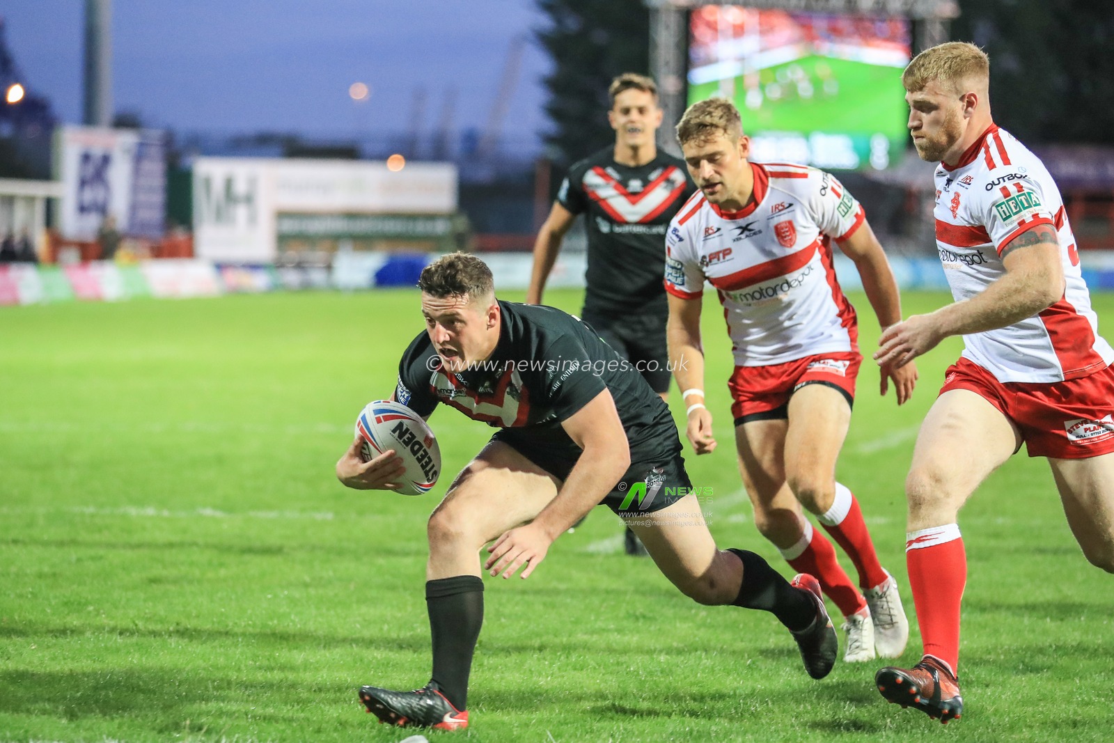 6th September 2019 , KCOM Craven Park, Hull, England;  Betfred Super League Rugby, Round 28, Hull KR vs London Broncos ; Matthew Gee (16) of London Broncos goes over for a try 

Credit: Mark Cosgrove/News Images