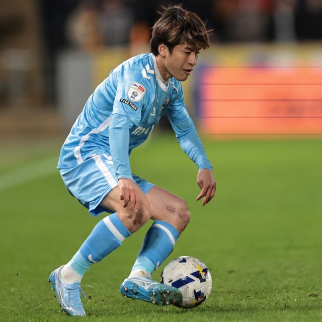 Tatsuhiro Sakamoto of Coventry City with the ball during the Sky Bet Championship match Hull City vs Coventry City at MKM Stadium, Hull, United Kingdom on 06 April 2026

(Photo by Mark Cosgrove/News Images)