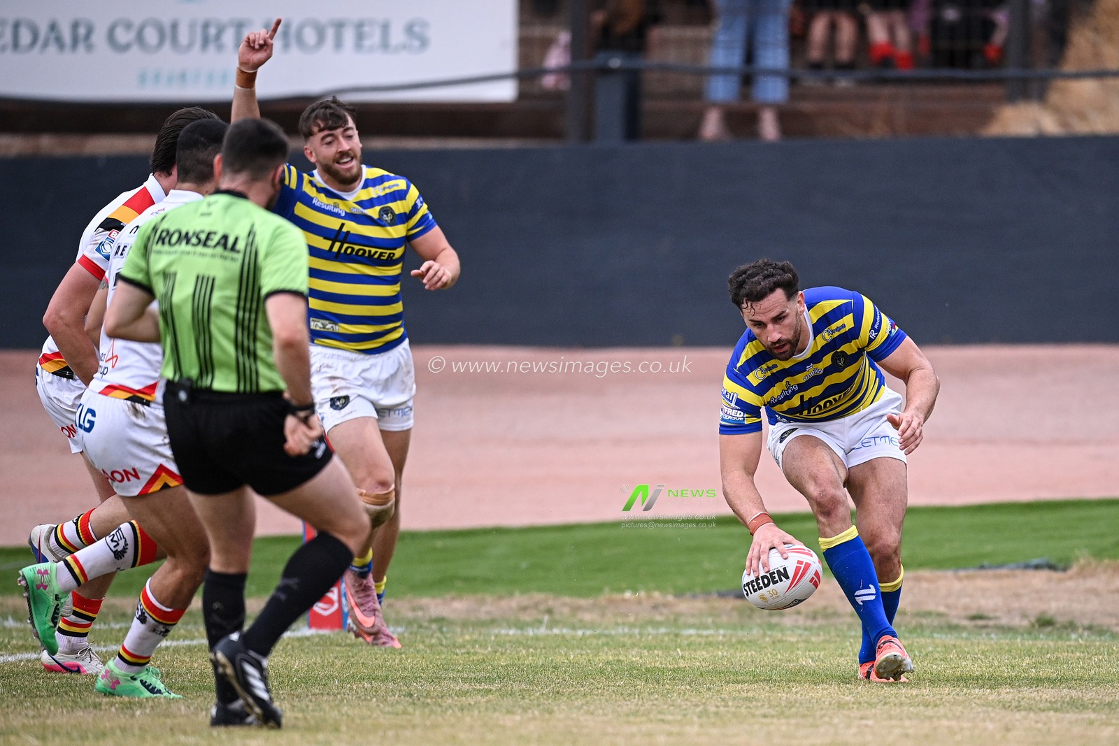 Toby King of Warrington Wolves scores his team's third try during the Betfred Super League round 22 match Bradford Bulls vs Warrington Wolves at Odsal Stadium, Bradford, United Kingdom on 08 August 2026

(Photo by Ben Roberts/News Images)