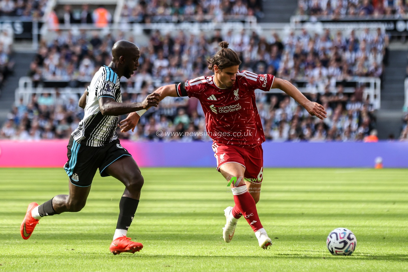 Yoane Wissa of Newcastle United and Milos Kerkez of Liverpool battle for the ball during the Premier League match Newcastle Untied vs Liverpool at St. James's Park, Newcastle, United Kingdom on 23 August 2026

(Photo by Alfie Cosgrove/News Images)