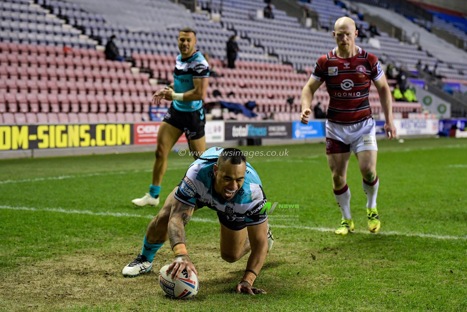 Mahe Fonua (5) of Hull FC goes over for a try to make it 10 -12
