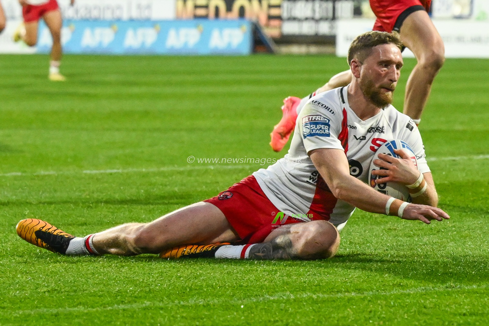 Ethan Ryan of Salford Red Devils goes over for a try during the Betfred Super League Round 10 match Huddersfield Giants vs Salford Red Devils at John Smith's Stadium, Huddersfield, United Kingdom, 3rd May 2024

(Photo by Craig Thomas/News Images)