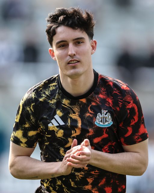 Tino Livramento of Newcastle Untied applauds the fans in the pregame warmup session during the Premier League match Newcastle Untied vs Bournemouth at St. James's Park, Newcastle, United Kingdom on 18 April 2026

(Photo by Mark Cosgrove/News Images)