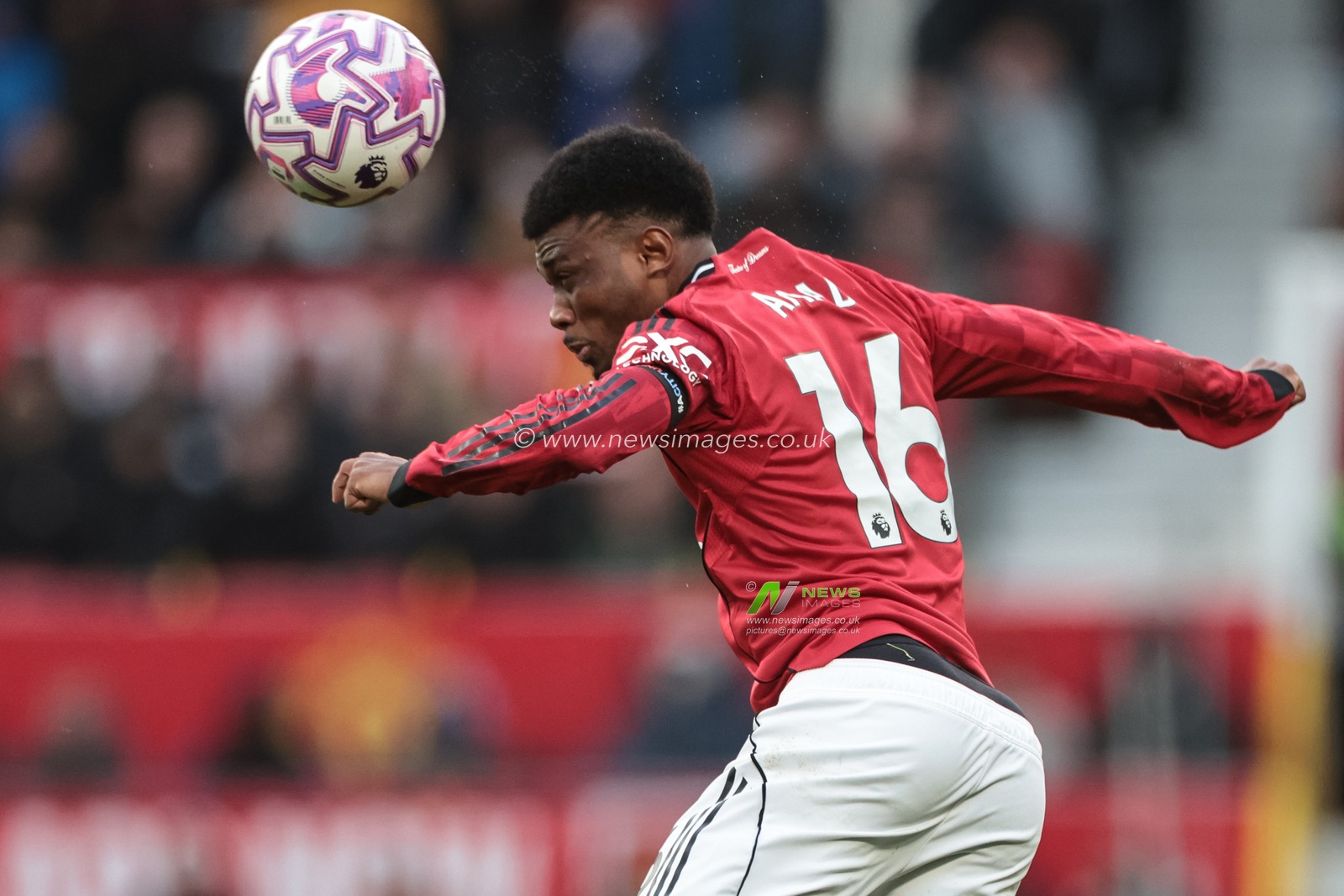 Amad Diallo of Manchester United jumps up to win the high ball during the Premier League match Manchester United vs Sunderland at Old Trafford, Manchester, United Kingdom, 4th October 2025

(Photo by Mark Cosgrove/News Images)