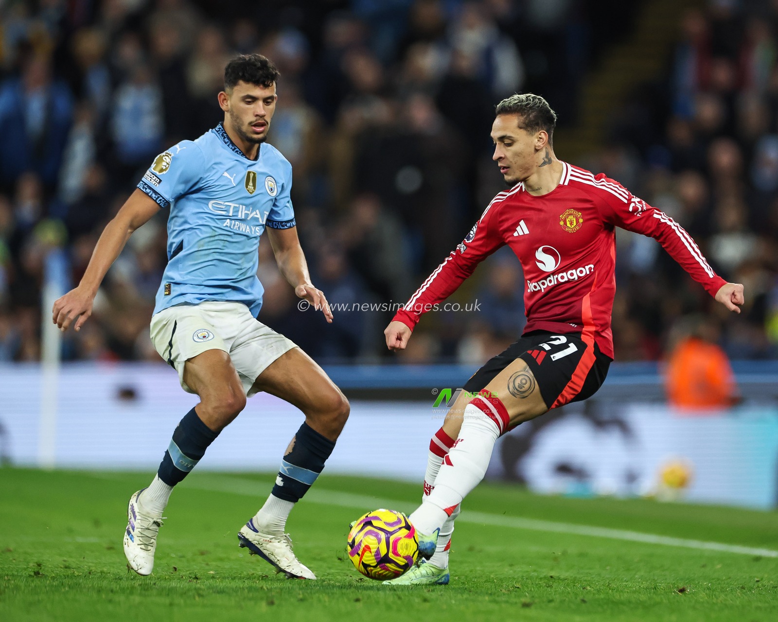 Antony of Manchester United and Matheus Nunes of Manchester City battle for the ball during the Premier League match Manchester City vs Manchester United at Etihad Stadium, Manchester, United Kingdom, 15th December 2024

(Photo by Mark Cosgrove/News Images)