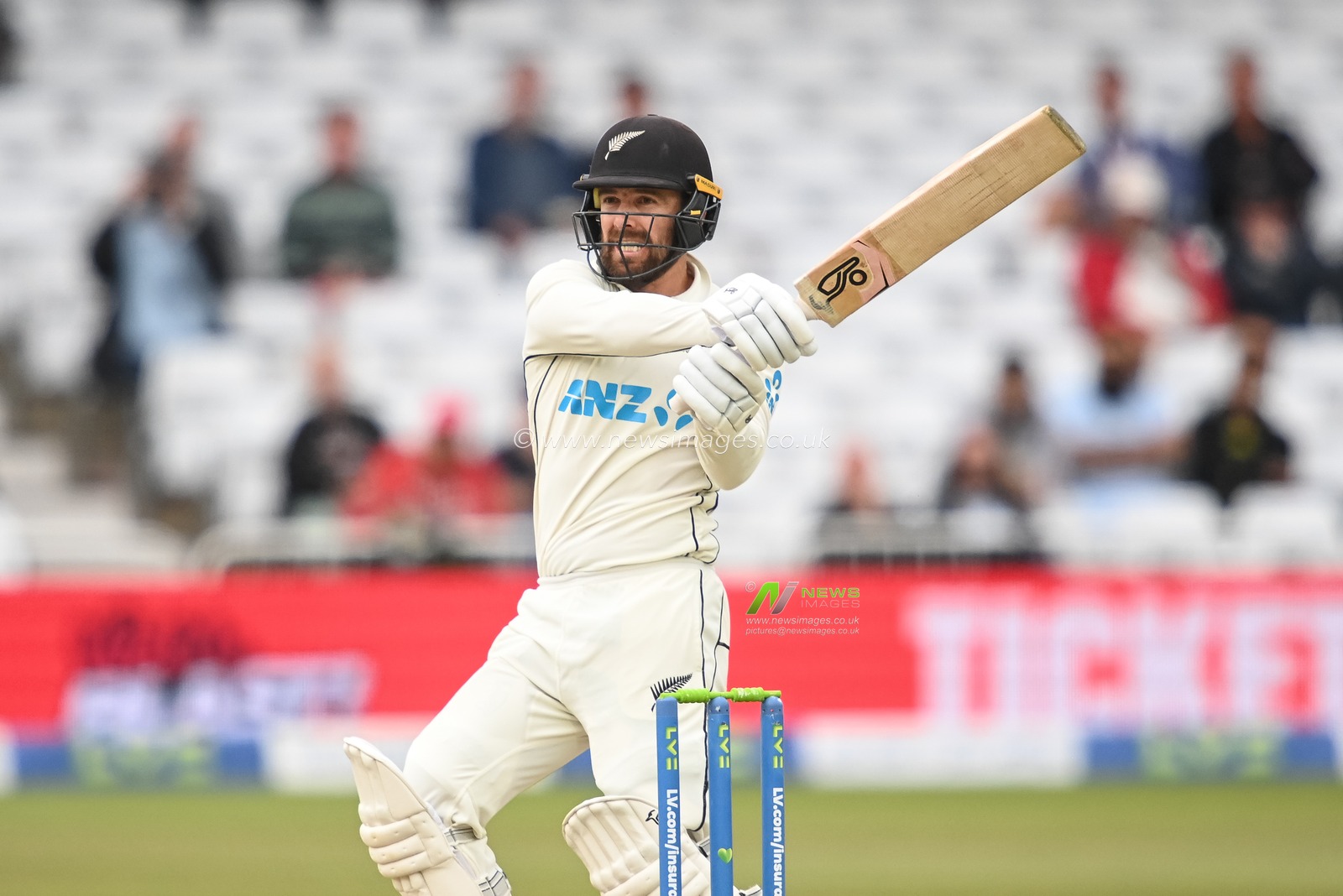 Tom Blundell of New Zealand hooks and is caught by Ben Stokes of England