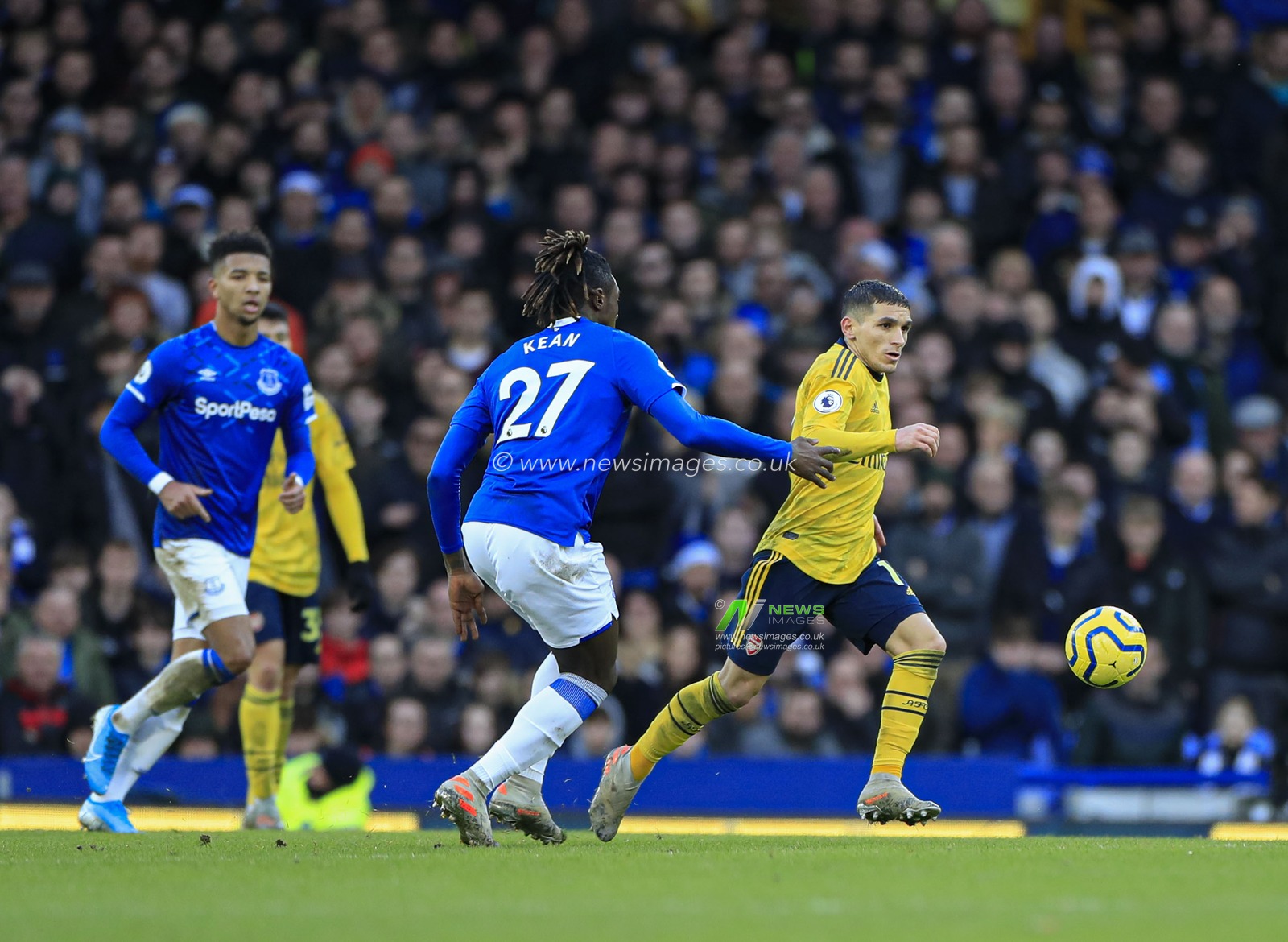 21st December 2019, Goodison Park, Liverpool, England; Premier League, Everton v Arsenal : Lucas Torreira (11) of Arsenal runs with the ball

Credit: Conor Molloy/News Images