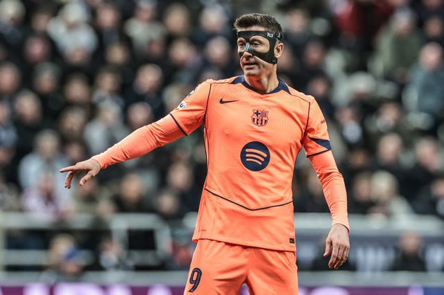 Robert Lewandowski of Barcelona gives his team instructions during the UEFA Champions League Last 16 match Newcastle Untied vs Barcelona at St. James's Park, Newcastle, United Kingdom on 10 March 2026

(Photo by Mark Cosgrove/News Images)