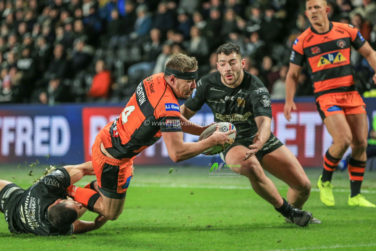 7th February 2019 , KCOM Stadium, Hull, England; Betfred Super League, Round 2, Hull FC vs Castleford Tigers ; Michael Shenton (4) of Castleford Tigers goes over for his second try of the game


Credit: Mark Cosgrove/News Images