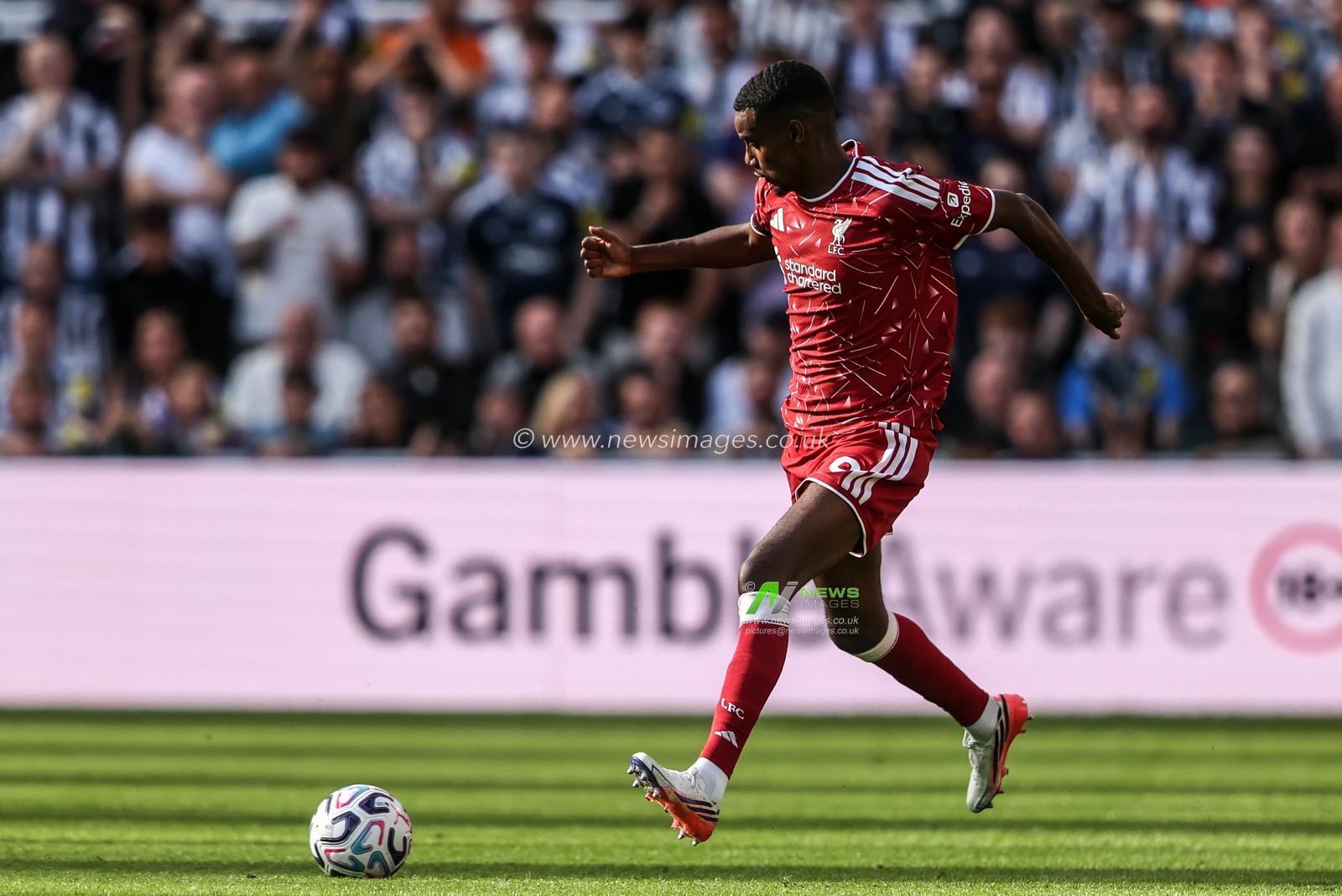 Alexander Isak of Liverpool breaks with the ball during the Premier League match Newcastle Untied vs Liverpool at St. James's Park, Newcastle, United Kingdom on 23 August 2026

(Photo by Alfie Cosgrove/News Images)