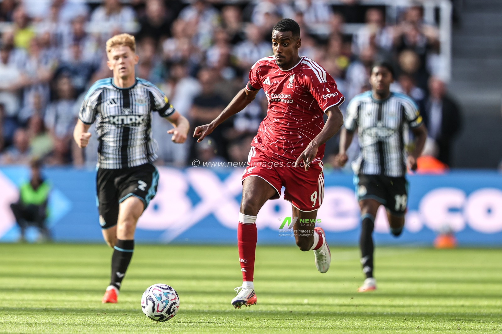 Alexander Isak of Liverpool breaks with the ball during the Premier League match Newcastle Untied vs Liverpool at St. James's Park, Newcastle, United Kingdom on 23 August 2026

(Photo by Alfie Cosgrove/News Images)