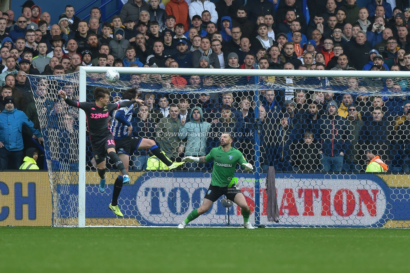 26th October 2019, Hillsborough, Sheffield, England; Sky Bet Championship, Sheffield Wednesday v Leeds United : Ezgjan Alioski (10) of Leeds United header just misses goal.

Credit: Dean Williams/News Images