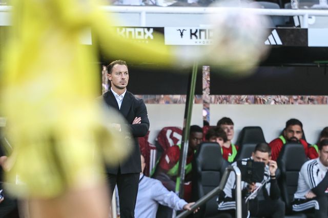 Matthias Jaissle manager of Newcastle United looks on as Newcastle lead 1-0 during the Premier League match Newcastle Untied vs Liverpool at St. James's Park, Newcastle, United Kingdom on 23 August 2026

(Photo by Alfie Cosgrove/News Images)