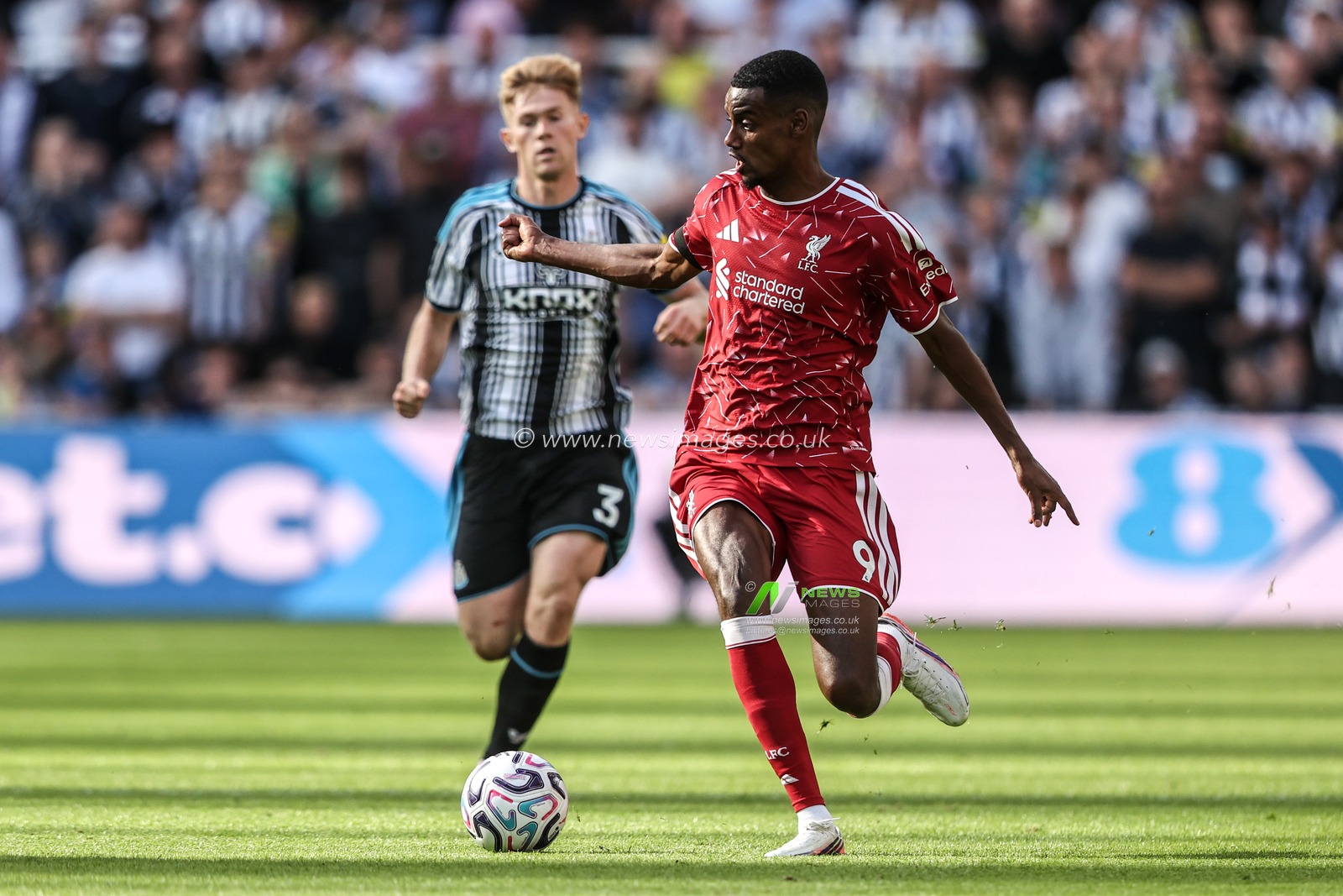 Alexander Isak of Liverpool breaks with the ball during the Premier League match Newcastle Untied vs Liverpool at St. James's Park, Newcastle, United Kingdom on 23 August 2026

(Photo by Alfie Cosgrove/News Images)