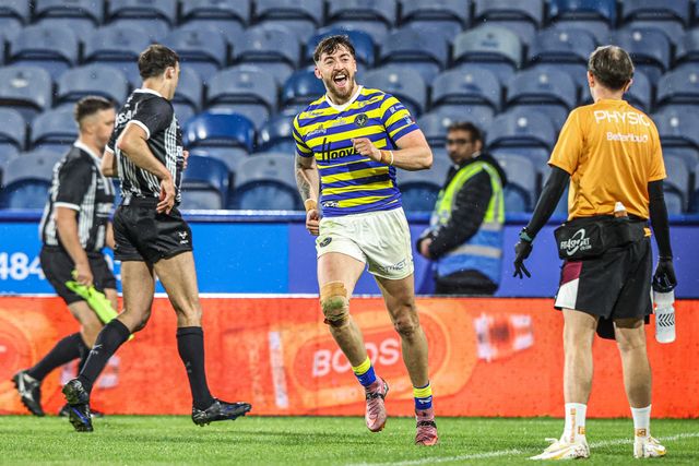Matty Ashton of Warrington Wolves celebrates his try during the Betfred Super League round 10 match Huddersfield Giants vs Warrington Wolves at Accu Stadium, Huddersfield, United Kingdom on 02 May 2026

(Photo by Alfie Cosgrove/News Images)