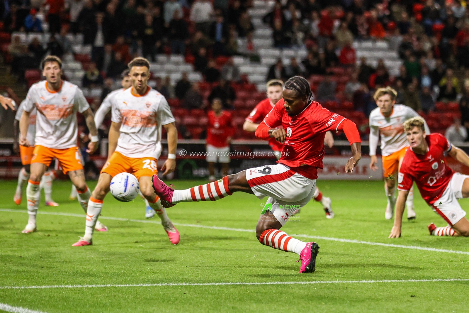 Reyes Cleary of Barnsley takes a shot on goal during the Sky Bet League One match Barnsley vs Blackpool at Oakwell, Barnsley, United Kingdom on 02 September 2026

(Photo by Alfie Cosgrove/News Images)