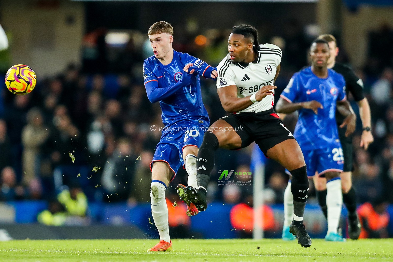 Cole Palmer of Chelsea battles for the ball with Calvin Bassey of Fulham during the Premier League match Chelsea vs Fulham at Stamford Bridge, London, United Kingdom, 26th December 2024

(Photo by Izzy Poles/News Images)