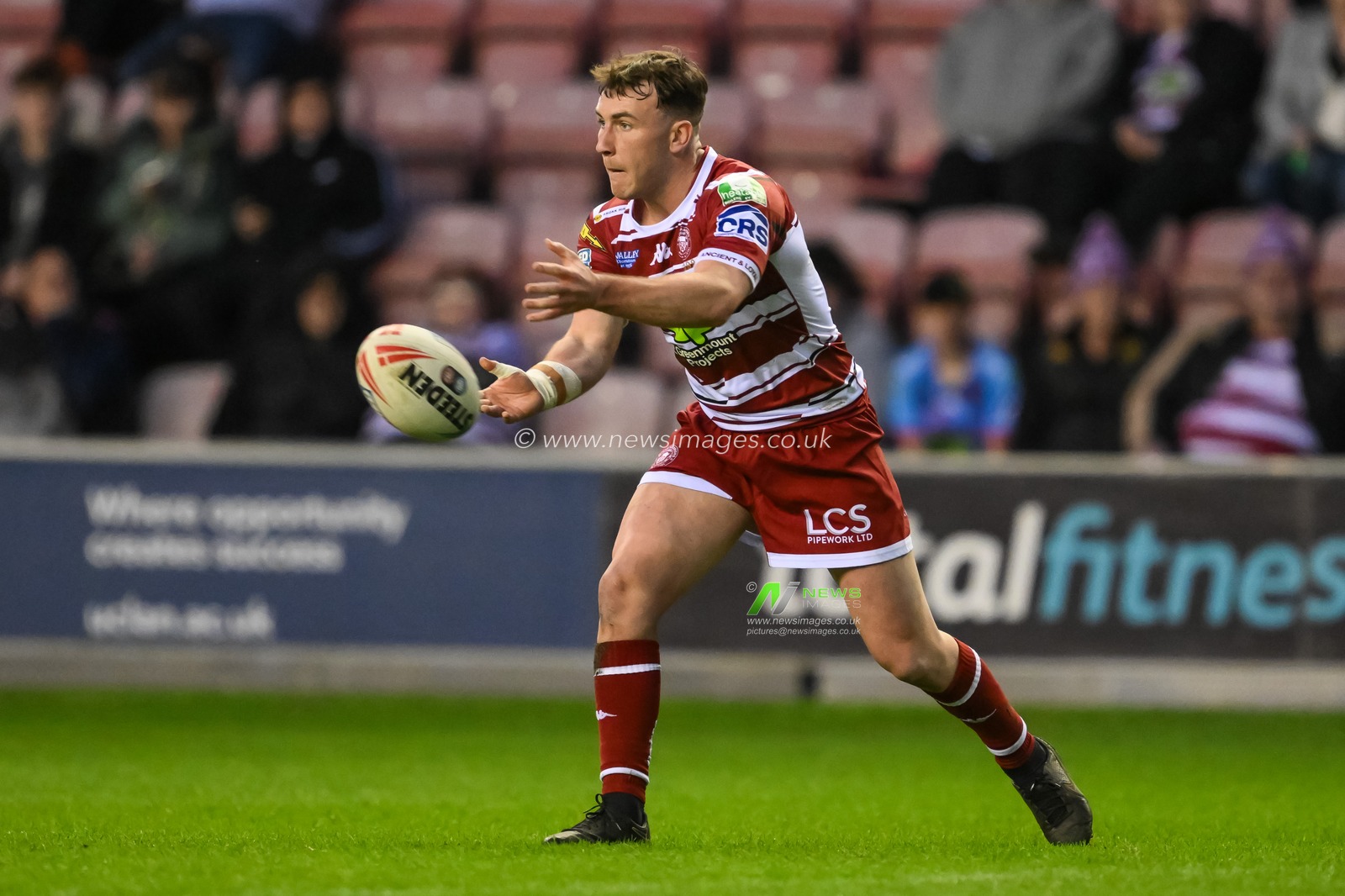 Harry Smith of Wigan Warriors passes the ball during the Betfred Super League Round 8 match Wigan Warriors vs Castleford Tigers at DW Stadium, Wigan, United Kingdom, 19th April 2024

(Photo by Craig Thomas/News Images)