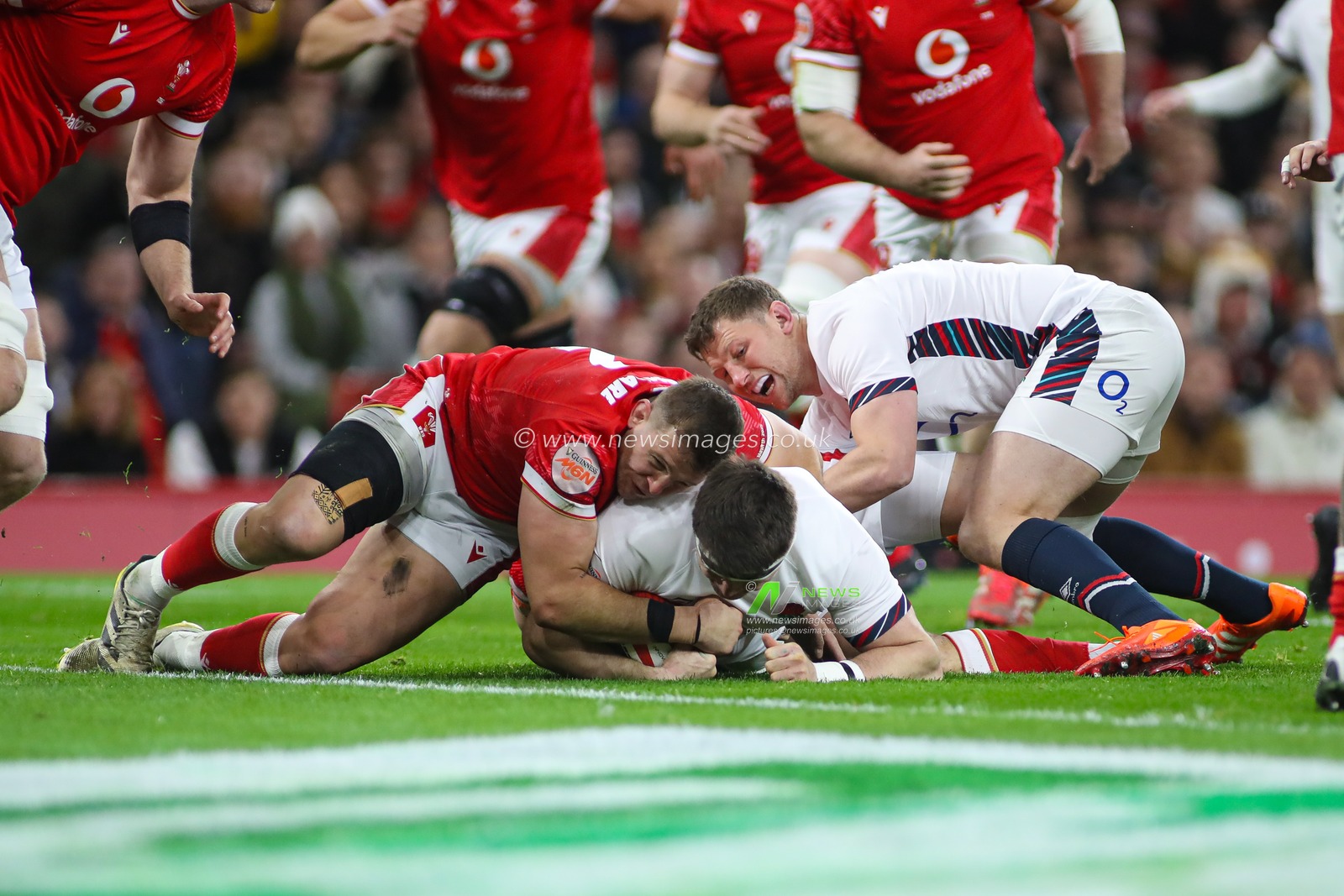 Tom Curry of England is tackled by Elliot Dee of Wales during the 2025 Guinness 6 Nations match Wales vs England at Principality Stadium, Cardiff, United Kingdom, 15th March 2025

(Photo by Andrew Lewis/News Images)