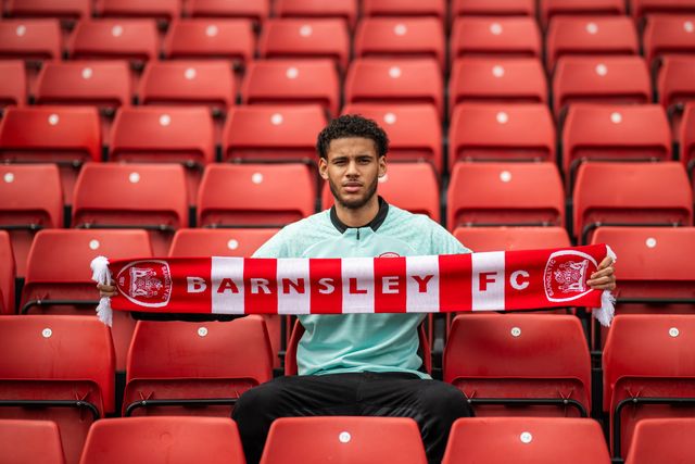 Kyran Lofthouse signs for Barnsley