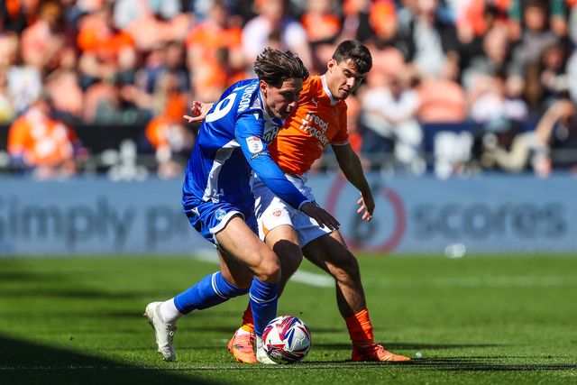 Isaac Hutchinson of Bristol Rovers and Rob Apter of Blackpool battle for the ball during the Sky Bet League 1 match Blackpool vs Bristol Rovers at Bloomfield Road, Blackpool, United Kingdom, 3rd May 2025

(Photo by Gareth Evans/News Images)