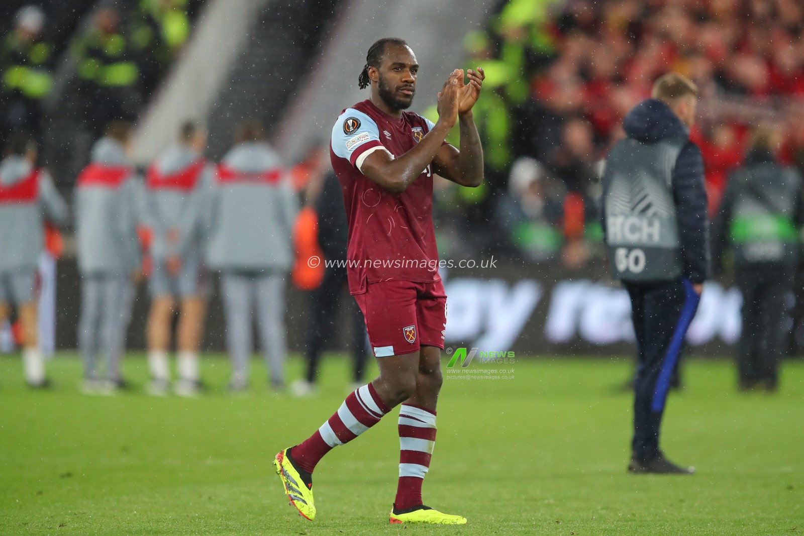 Michail Antonio of West Ham United claps fans at full time, during the UEFA Europa League Quarter-Final match West Ham United vs Bayer 04 Leverkusen at London Stadium, London, United Kingdom, 18th April 2024

(Photo by Gareth Evans/News Images)