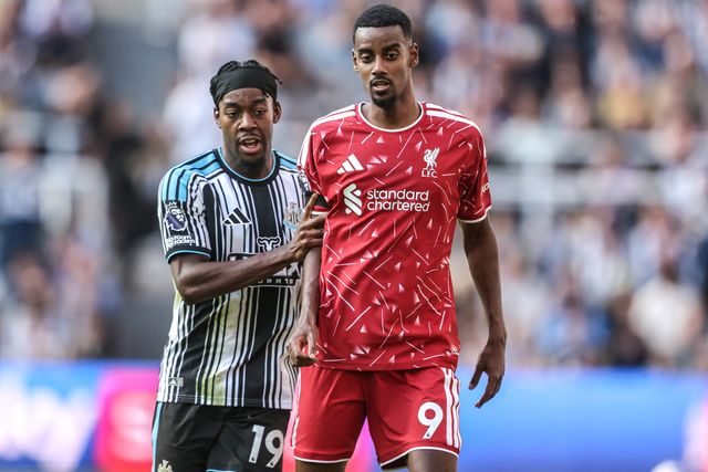 Alexander Isak of Liverpool is nudged by Anthony Elanga of Newcastle United during the Premier League match Newcastle Untied vs Liverpool at St. James's Park, Newcastle, United Kingdom on 23 August 2026

(Photo by Alfie Cosgrove/News Images)