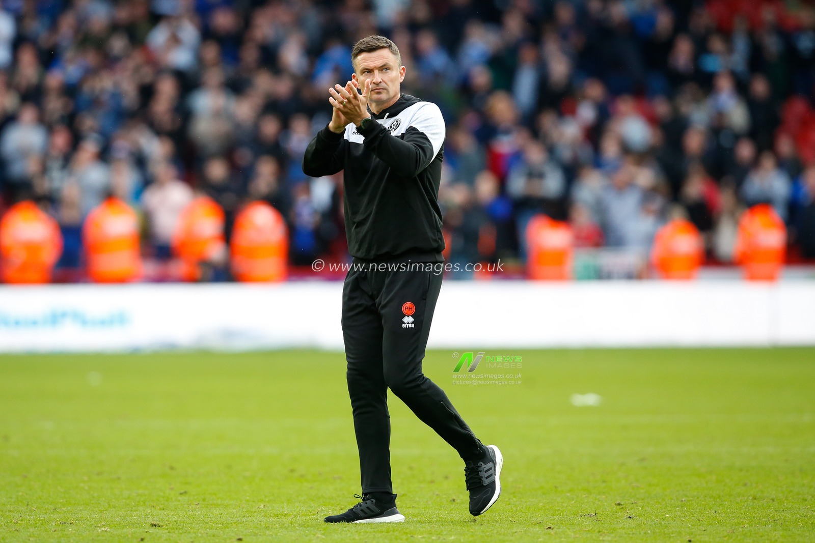 Paul Heckingbottom manager of Sheffield United applauds fans after the Sky Bet Championship match Sheffield United vs Birmingham City at Bramall Lane, Sheffield, United Kingdom, 1st October 2022

(Photo by Ben Early/News Images)