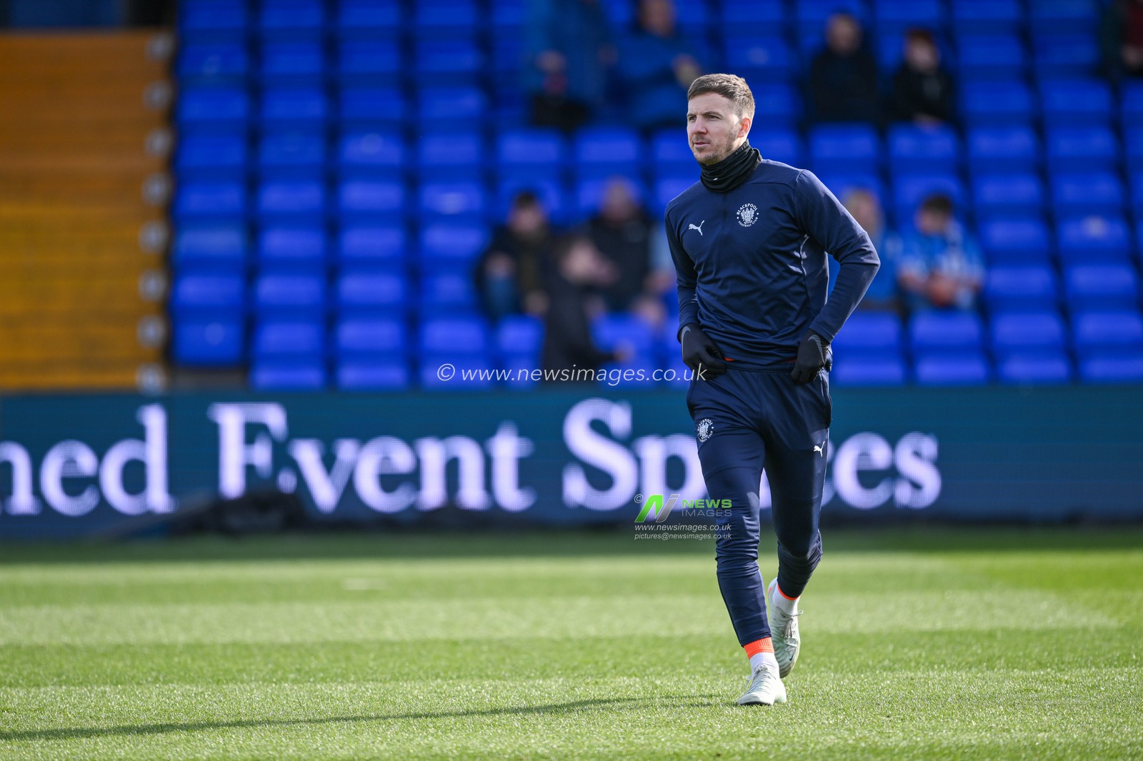 Lee Evans of Blackpool during the pre-game warmup ahead of the Sky Bet League 1 match Stockport County vs Blackpool at Edgeley Park Stadium, Stockport, United Kingdom, 1st March 2025

(Photo by Craig Thomas/News Images)