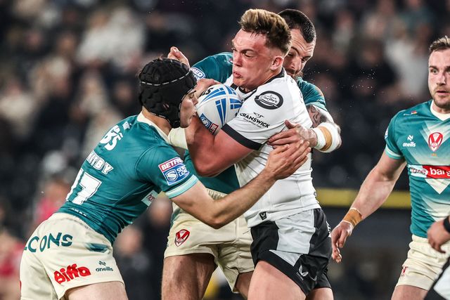 Harvie Hill of Hull FC is tackled by George Whitby of St Helens and Harvie Hill of Hull FC during the Betfred Super League round 8 match Hull FC vs St Helens at MKM Stadium, Hull, United Kingdom on 16 April 2026

(Photo by Alfie Cosgrove/News Images)