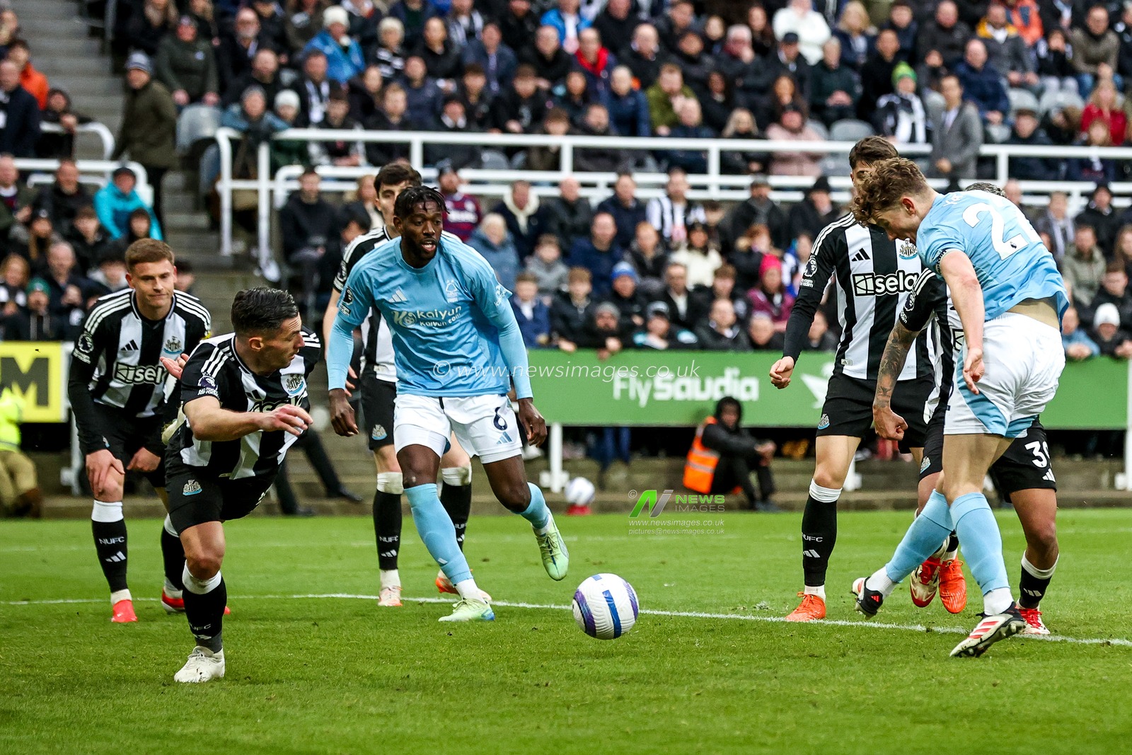 Ryan Yates of Nottingham Forest scores to make it 4-3 during the Premier League match Newcastle United vs Nottingham Forest at St. James's Park, Newcastle, United Kingdom, 23rd February 2025

(Photo by Alfie Cosgrove/News Images)