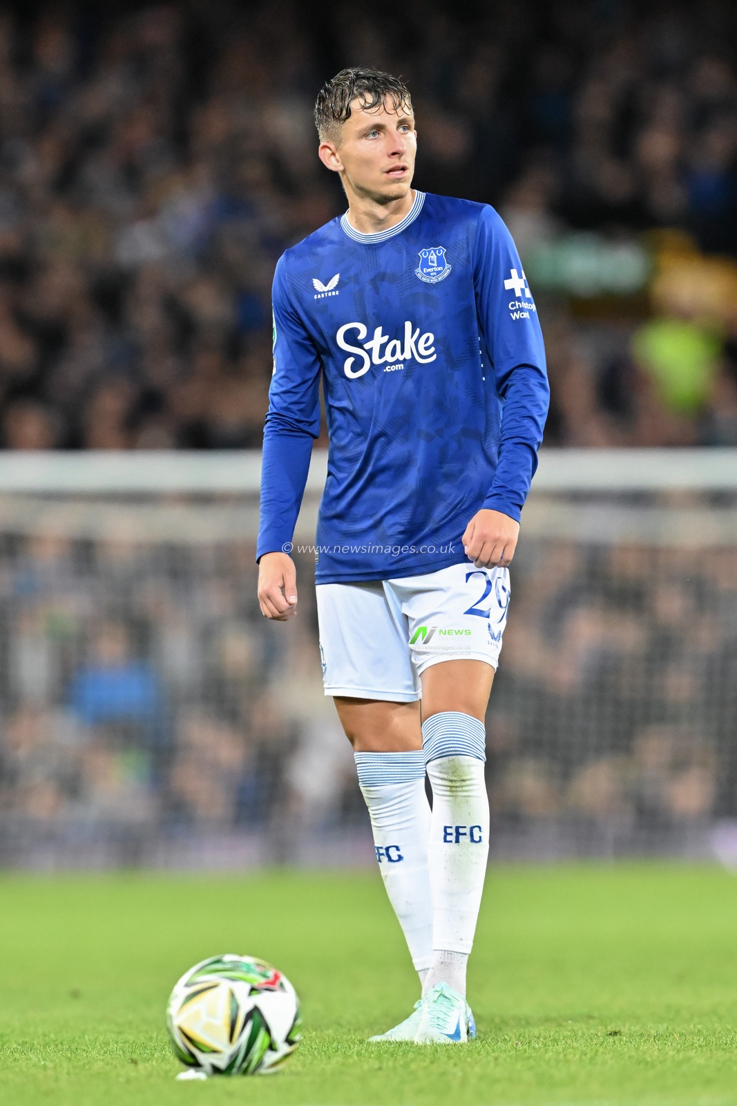 Jesper LindstrÃ¸m of Everton waits over a free kick during the Carabao Cup match Everton vs Doncaster Rovers at Goodison Park, Liverpool, United Kingdom, 27th August 2024

(Photo by Cody Froggatt/News Images)