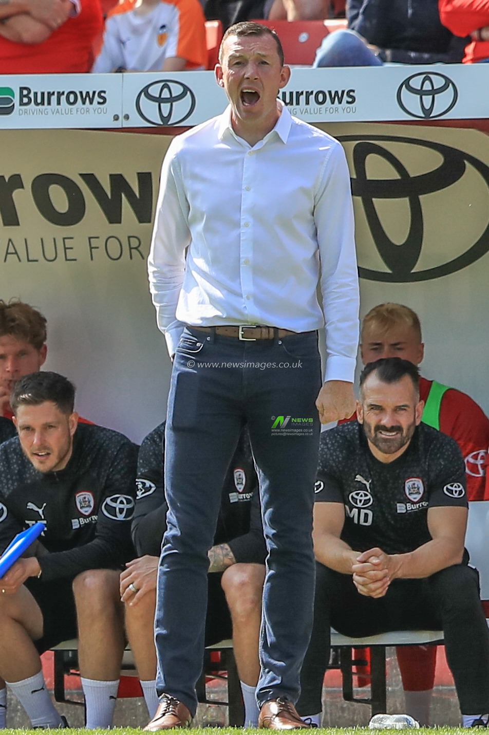 Neill Collins Head coach of Barnsley gives his team instructions during the Sky Bet League 1 match Barnsley vs Oxford United at Oakwell, Barnsley, United Kingdom, 19th August 2023

(Photo by Alfie Cosgrove/News Images)
