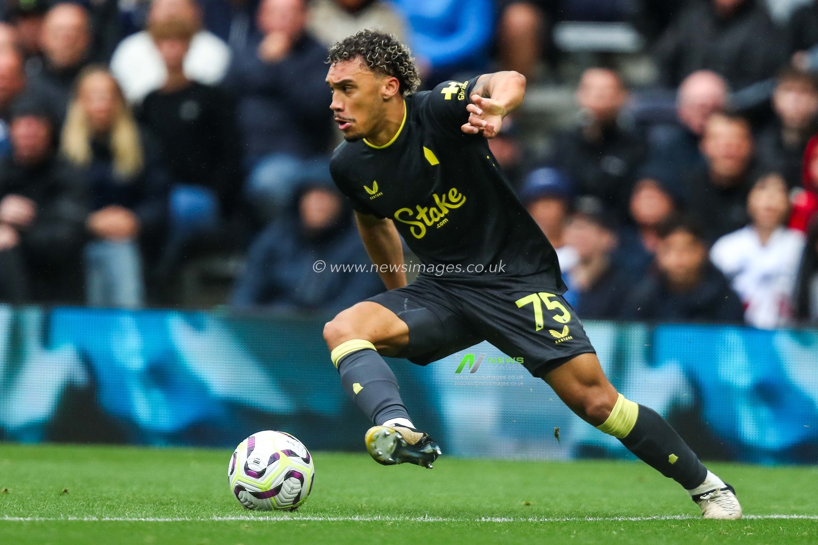 Roman Dixon of Everton runs with the ball during the Premier League match Tottenham Hotspur vs Everton at Tottenham Hotspur Stadium, London, United Kingdom, 24th August 2024

(Photo by Izzy Poles/News Images)