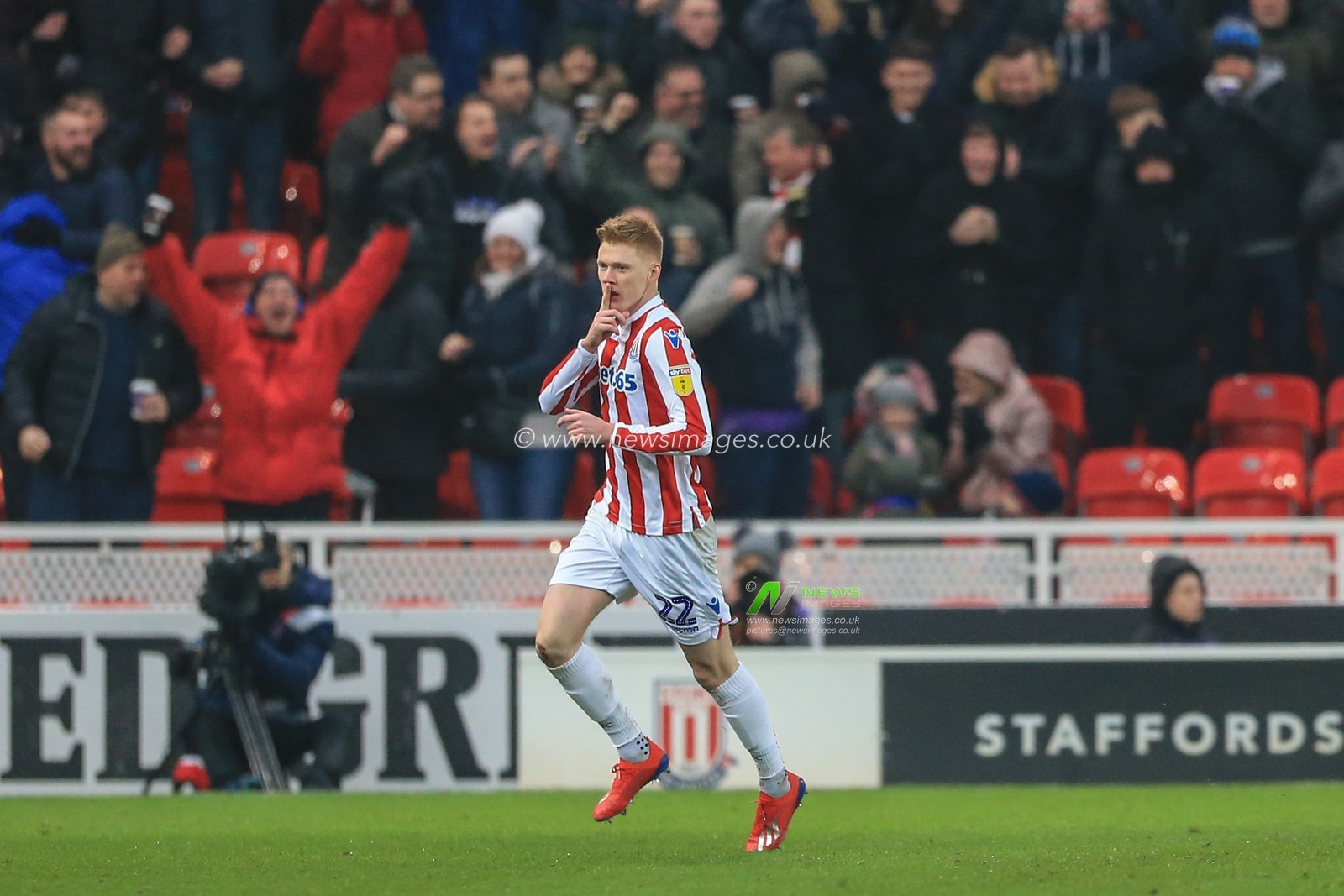 19th January 2019, Bet 365 Stadium, Stoke-on-Trent, England; Sky Bet Championship, Stoke City vs Leeds United ;  Sam Clucas (22) of Stoke City celebrates his goal to make it 1-0


Credit: Mark Cosgrove/News Images

English Football League images are subject to DataCo Licence