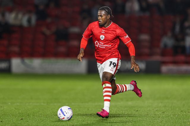 Reyes Cleary of Barnsley breaks with the ball during the Sky Bet League One match Barnsley vs Blackpool at Oakwell, Barnsley, United Kingdom on 02 September 2026

(Photo by Alfie Cosgrove/News Images)