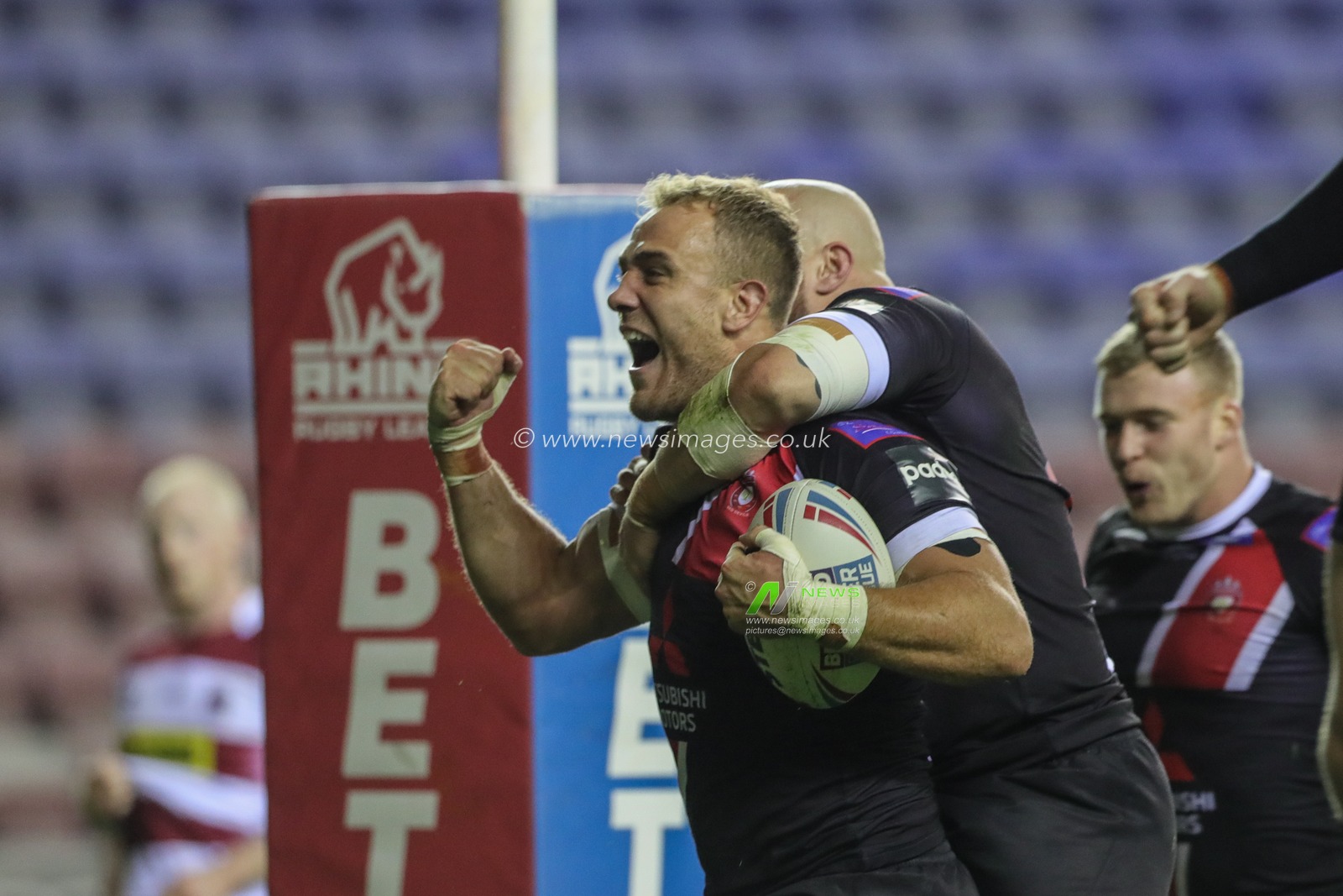4th October 2019, DW Stadium, Wigan, England; Betfred Super League Semi Final, Wigan Warriors v Salford Red Devils : Lee Mossop (8) of Salford Red Devils celebrates his try 

Credit: Mark Cosgrove/News Images