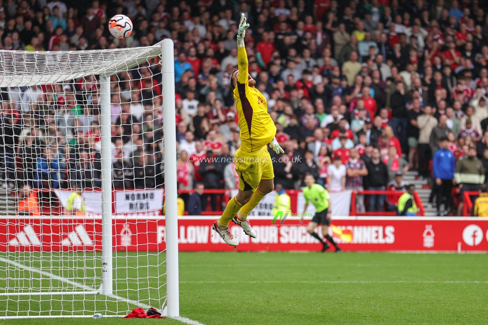Matt Turner #1 of Nottingham Forest saves a shot during the Premier League match Nottingham Forest vs Brentford at City Ground, Nottingham, United Kingdom, 1st October 2023

(Photo by Mark Cosgrove/News Images)