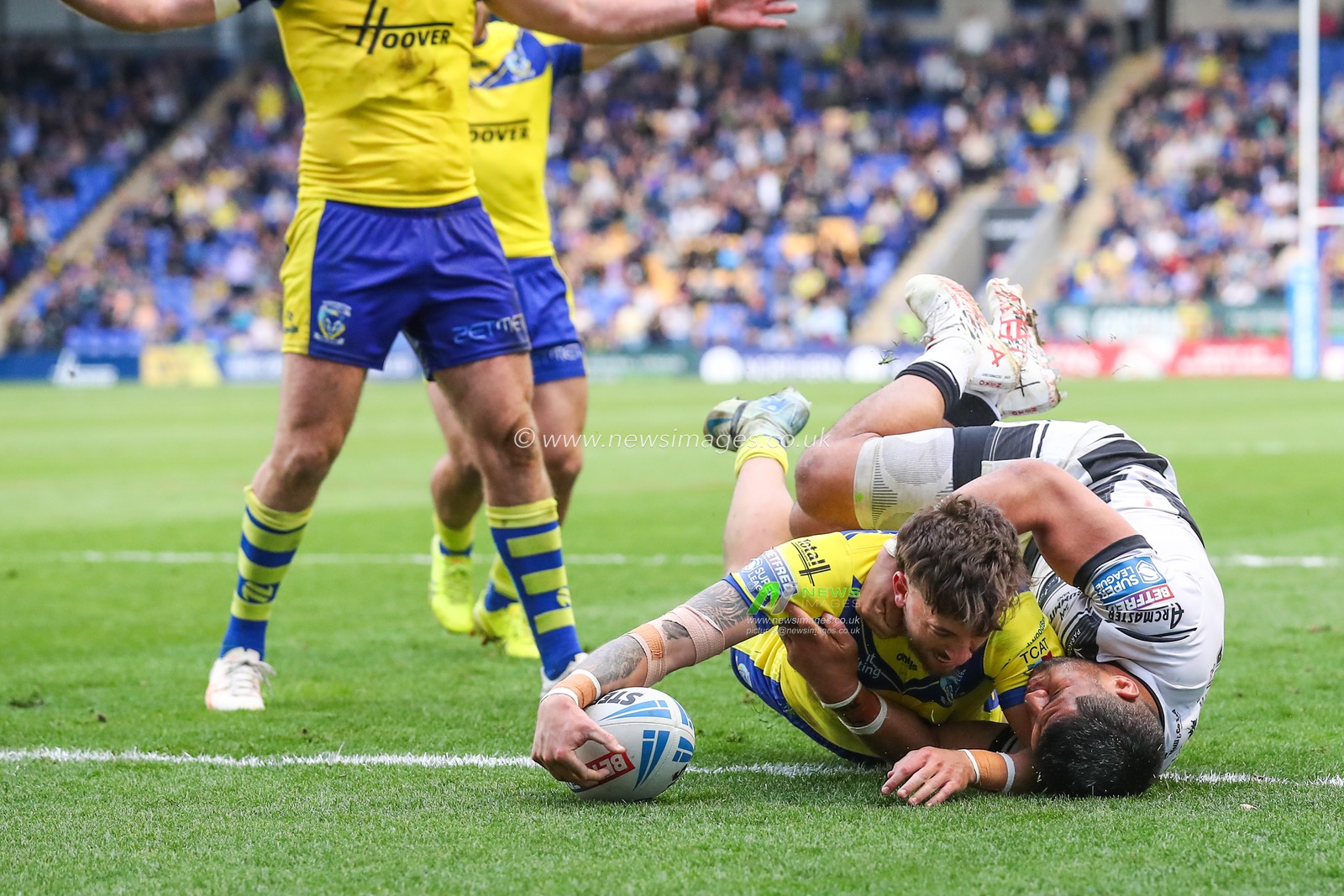 Matty Ashton of Warrington Wolves goes over for a try during the Betfred Super League Round 7 match Warrington Wolves vs Hull FC at Halliwell Jones Stadium, Warrington, United Kingdom, 12th April 2025

(Photo by Gareth Evans/News Images)