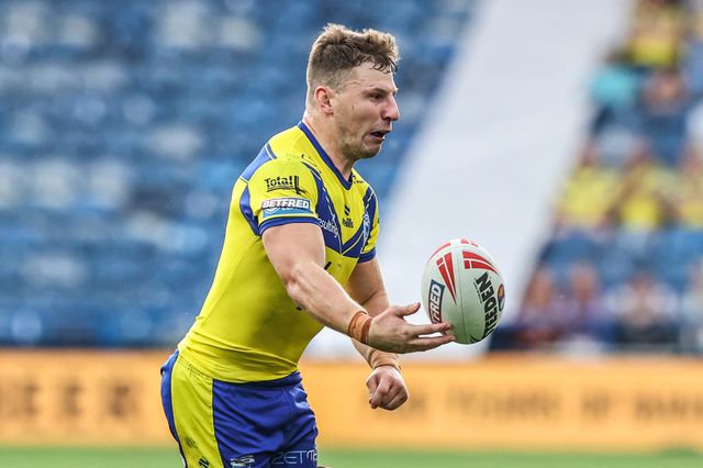 George Williams of Warrington Wolves passes the ball during the Betfred Super League Round 23 match Huddersfield Giants vs Warrington Wolves at Accu Stadium, Huddersfield, United Kingdom, 24th August 2025

(Photo by Alfie Cosgrove/News Images)