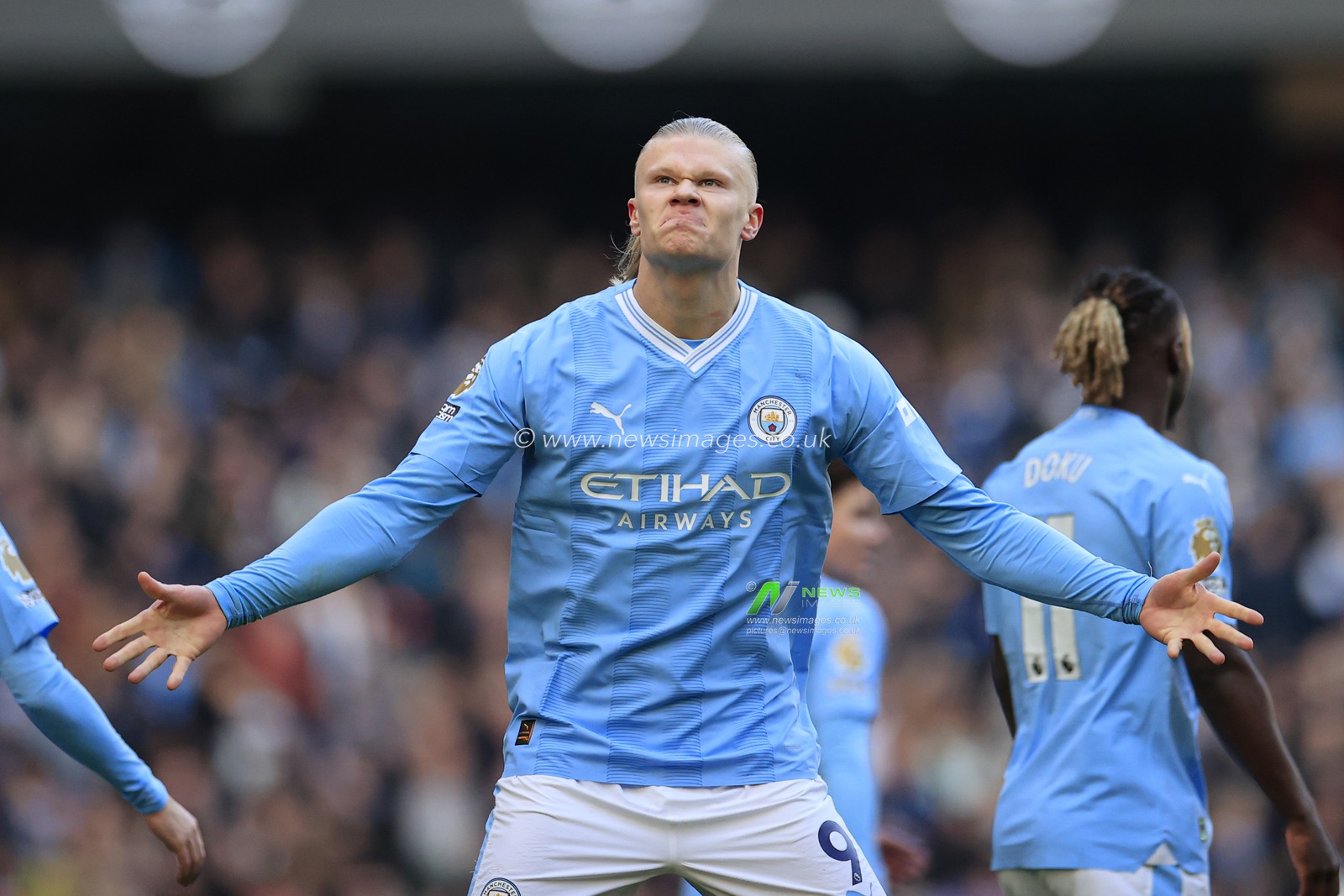 Erling Haaland #9 of Manchester City scelebrates scoring to make it 1-0 during the Premier League match Manchester City vs Liverpool at Etihad Stadium, Manchester, United Kingdom, 25th November 2023

(Photo by Conor Molloy/News Images)