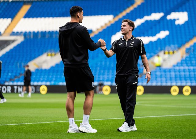 Yousef Salech of Cardiff City and Mathias Kvistgaarden of Norwich City have a chat ahead of the Carabao Cup round 2 match Cardiff City vs Norwich City at Cardiff City Stadium, Cardiff, United Kingdom on 25 August 2026

(Photo by Andrew Lewis/News Images)