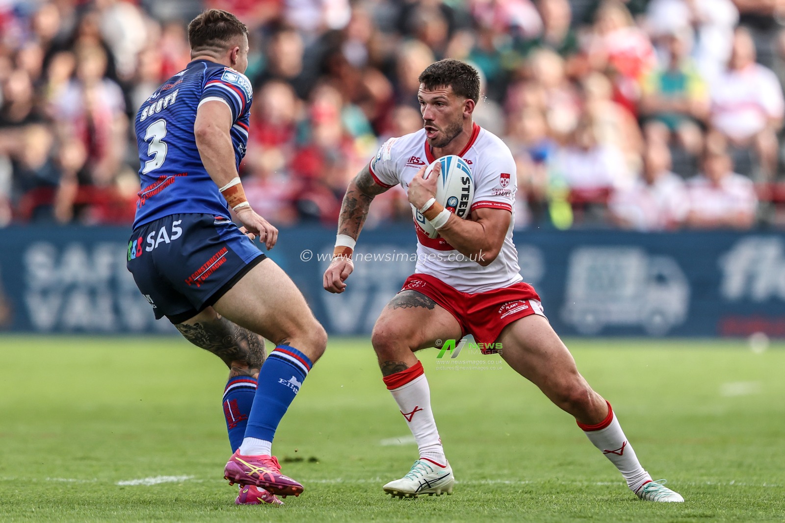 Oliver Gildart of Hull KR breaks with the ball during the Betfred Super League round 18 match Hull KR vs Wakefield Trinity at Sewell Group Craven Park, Hull, United Kingdom on 11 July 2026

(Photo by Alfie Cosgrove/News Images)