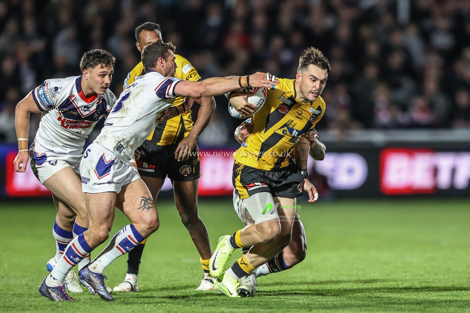 Tex Hoy of Castleford Tigers breaks with the ball during the Betfred Super League Round 8 match Wakefield Trinity vs Castleford Tigers at DIY Kitchens Stadium, Wakefield, United Kingdom, 17th April 2025

(Photo by Alfie Cosgrove/News Images)