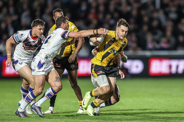 Tex Hoy of Castleford Tigers breaks with the ball during the Betfred Super League Round 8 match Wakefield Trinity vs Castleford Tigers at DIY Kitchens Stadium, Wakefield, United Kingdom, 17th April 2025

(Photo by Alfie Cosgrove/News Images)