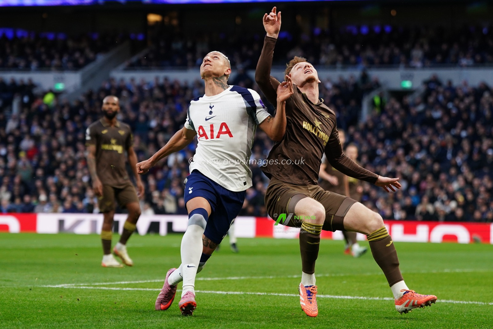 Richarlison of Tottenham Hotspur and Sepp van den Berg of Brentford eyes on the ball during the Premier League match Tottenham Hotspur vs Brentford at Tottenham Hotspur Stadium, London, United Kingdom, 6th December 2025

(Photo by Harvey Murphy/News Images)

*** GER AUT SUI OUT ***